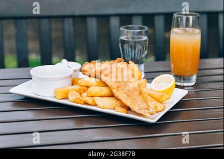 Fisch und Chips mit Erbsen Stockfoto