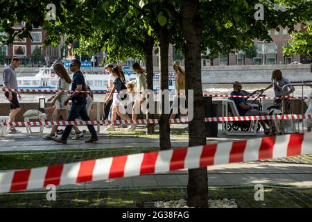 Moskau, Russland. Am 14. Juni ruhen sich 2021 Menschen im Moskauer Muzeon-Park während des sehr heißen Wetters aus, das in Moskau einsetzte. Aufgrund einer großen Zunahme der COVID-19-Fälle in Moskau hat Bürgermeister Sobyanin den 15-19. Juni arbeitslos erklärt und einige Einschränkungen eingeführt Stockfoto