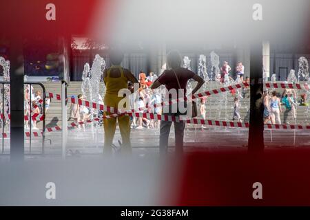 Moskau, Russland. Am 14. Juni ruhen sich 2021 Menschen im Moskauer Muzeon-Park während des sehr heißen Wetters aus, das in Moskau einsetzte. Aufgrund einer großen Zunahme der COVID-19-Fälle in Moskau hat Bürgermeister Sobyanin den 15-19. Juni arbeitslos erklärt und einige Einschränkungen eingeführt Stockfoto