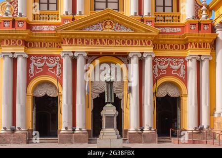 Vorderansicht der Kirche und Kathedrale Basílica Menor y Convento de San Francisco in Salta, Provinz Salta, NW Ägentina, Lateinamerika Stockfoto