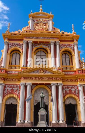 Vorderansicht der Kirche und Kathedrale Basílica Menor y Convento de San Francisco in Salta, Provinz Salta, NW Ägentina, Lateinamerika Stockfoto