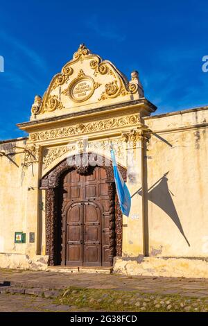 Convento de San Bernardo wurde 1762 mit der historischen handgeschnitzten Holztür gegründet, Salta, Provinz Salta, NW Argentine, Lateinamerika Stockfoto