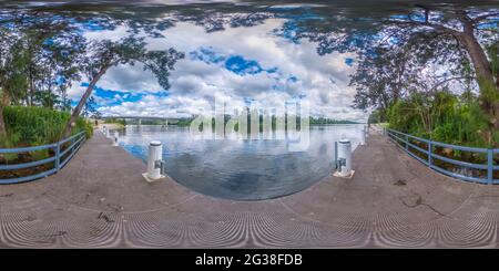 360 Grad Panorama Ansicht von Sphärische Panoramafotographie des Gehwegs in der Nähe der Tench Reserve Bootsrampe am Nepean River in Penrith in Australien. 360