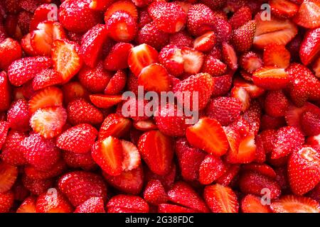 Erdbeermarmelade zu Hause machen - Erdbeeren in zwei Hälften geschnitten. Schritt 2 von 4. Stockfoto