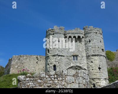 Das hoch und stolz im Herzen der Isle of Wight sitzende Schloss Carisbrooke war eine Artillerierfestung, ein Königsgefängnis und eine königliche Residenz. Stockfoto