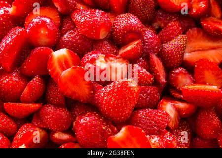 Erdbeermarmelade zu Hause machen - Erdbeeren in zwei Hälften geschnitten. Schritt 2 von 4. Stockfoto