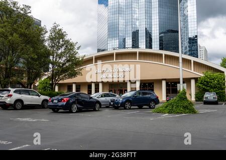 Bellevue, WA USA - ca. Mai 2021: Blick auf ein Barnes and Noble Schaufenster an einem sonnigen Tag in der Innenstadt. Stockfoto