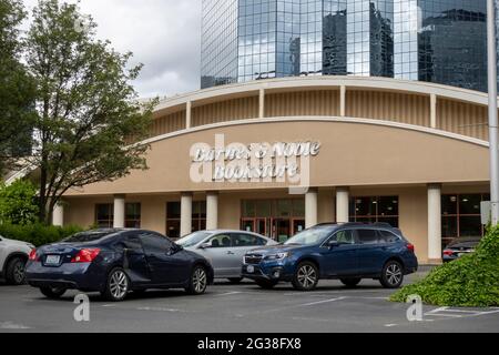 Bellevue, WA USA - ca. Mai 2021: Blick auf ein Barnes and Noble Schaufenster an einem sonnigen Tag in der Innenstadt Stockfoto