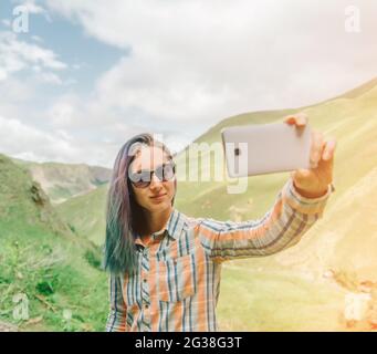 Junge Frau in Sonnenbrille macht Selfie-Foto. Stockfoto