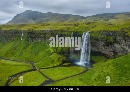 Luftaufnahme von Seljalandsfoss - den berühmtesten und bekanntesten Wasserfällen Islands. Stockfoto