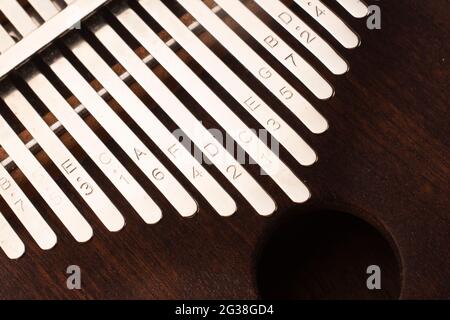 Kalimba-Musikinstrument aus der Nähe, afrikanisches Musikinstrument Stockfoto