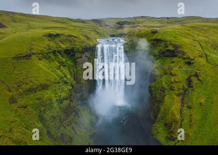 Island. Luftaufnahme des Skogafoss Wasserfalls. Landschaft in Island aus der Luft. Berühmter Ort in Island. Landschaft von Drohne. Reisekonzept