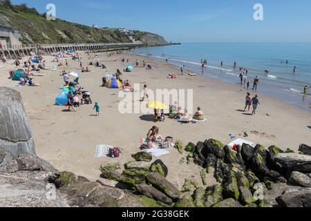 Urlaubsmassen am Sonnenstrand von Folkestone Stockfoto