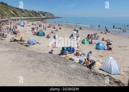 Urlaubsmassen am Sonnenstrand von Folkestone Stockfoto