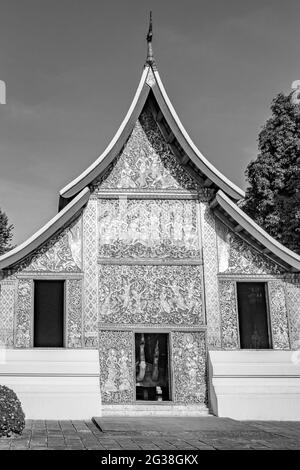 Schwarz-Weiß-Bild des Wat Xieng Thong buddhistischen Tempels der Goldenen Stadt Luang Prabang Laos. Stockfoto