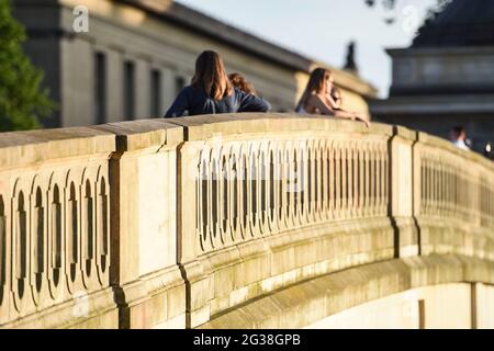 Berlin, Deutschland. Juni 2021. Spaziergänger stehen in der Abendsonne auf der Friedrichsbrücke zur Museumsinsel. Quelle: Kira Hofmann/dpa-Zentralbild/dpa/Alamy Live News Stockfoto