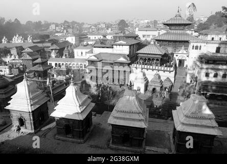 Schwarz-weiße Ansicht von Pashupatinath - hindu-Tempel am Ufer des heiligen Bagmati-Flusses in Kathmandu Stockfoto