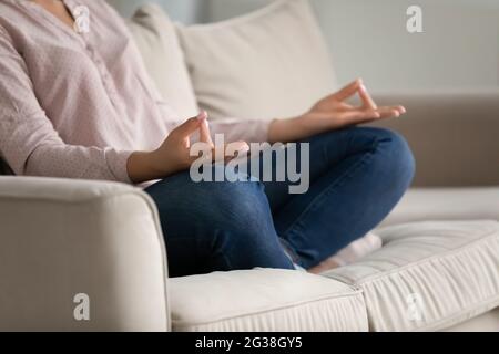 Frau in zwangloser Meditation zu Hause, macht Arbeitspause Stockfoto