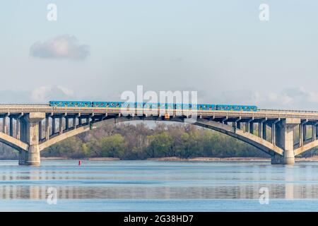 Brücke Metro über den Fluss Dnipro in Kiew, Ukraine. Stockfoto