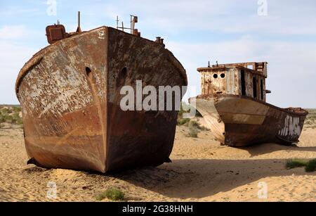 Boote in der Wüste um Moynaq, Muynak oder Moynoq - Aral See oder Aral See - Usbekistan - asien Stockfoto