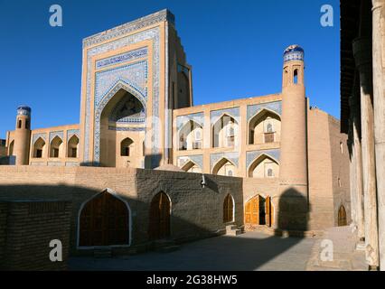 Alloquli Khan Medressa in Itchan Kala (Ichon Qala) - Chiwa (Chiva, Heva, Xiva, Chiwa, Khiveh) - Provinz Xorazm - Usbekistan - Stadt an der Seidenstraße Stockfoto