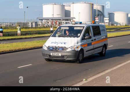 Polizeifahrzeug der Hundeabteilung auf Blues, das Menschen vorbeifährt, die darauf warten, dass Air Force One mit US-Präsident Joe Biden am Flughafen London Heathrow, Großbritannien, landet Stockfoto