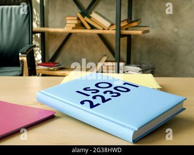 ISO 22301 Handbuch und Papiere auf dem Schreibtisch. Stockfoto