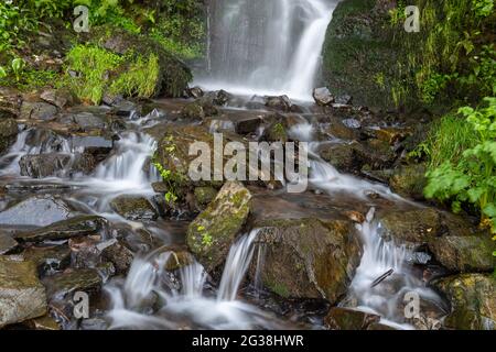 Langzeitbelichtung des Hollowbrook Wasserfalls auf dem South West Coastpath von Woody Bay bis Heddons Mouth in Devon Stockfoto