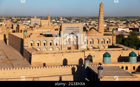 Abendansicht von Chiwa (Chiva, Heva, Xiva, Chiwa, Khiveh) - Provinz Xorazm - Usbekistan - Stadt an der Seidenstraße Stockfoto