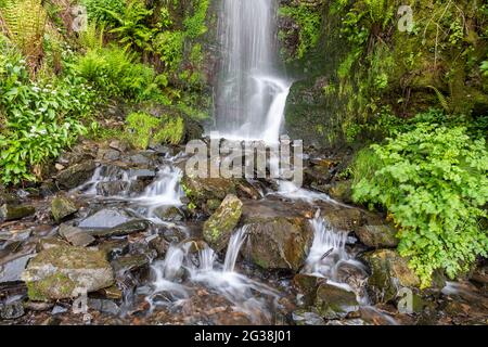 Langzeitbelichtung des Hollowbrook Wasserfalls auf dem South West Coastpath von Woody Bay bis Heddons Mouth in Devon Stockfoto