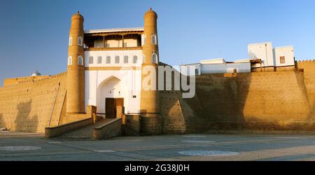 Abendansicht von Fortres Ark - Arche Eingang - Stadt Von Buchara - Usbekistan Stockfoto