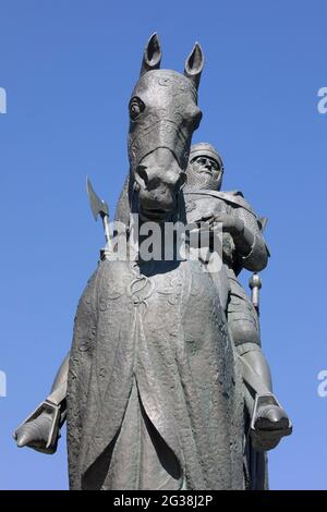 Bronzestatue von Robert dem Bruce König der Schotten zu Pferd, die an die Schlacht von Bannockburn erinnert. Sowohl Mann als auch Pferd tragen eine Ganzkörperpanzerung. Stockfoto