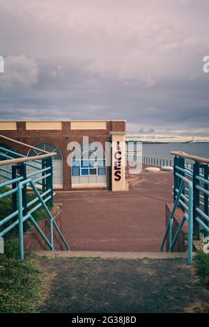 Das 1930 erbaute berühmte Rendezvous Café im Art déco-Stil befindet sich an der North Promenade der Whitley Bay in North Tyneside. Stockfoto