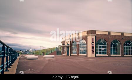 Das 1930 erbaute berühmte Rendezvous Café im Art déco-Stil befindet sich an der North Promenade der Whitley Bay in North Tyneside. Stockfoto