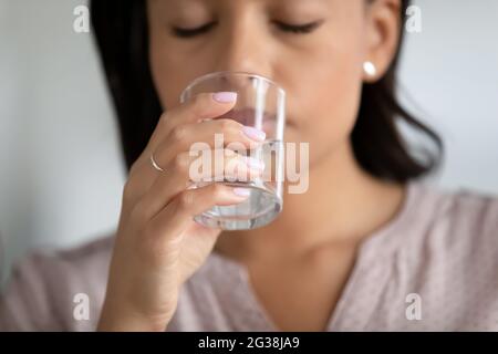 Hand einer Frau mit transparentem Glas aus reinem Wasser Stockfoto