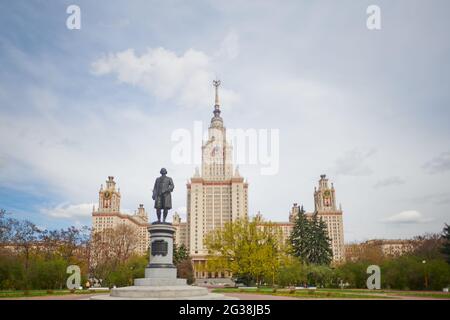 Lomonossow State University in Moskau mit Lomonossow Statue Stockfoto