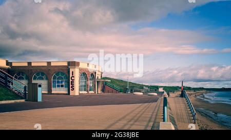 Das 1930 erbaute berühmte Rendezvous Café im Art déco-Stil befindet sich an der North Promenade der Whitley Bay in North Tyneside. Stockfoto