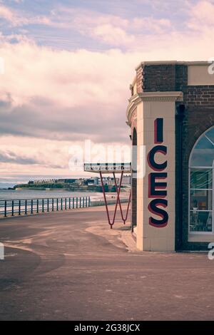 Das 1930 erbaute berühmte Rendezvous Café im Art déco-Stil befindet sich an der North Promenade der Whitley Bay in North Tyneside. Stockfoto