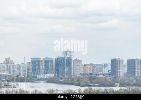 Kiew, Ukraine - 27. April 2021: Landschaftsansicht der Stadt mit Häusern in Kiew, Ukraine. Stockfoto