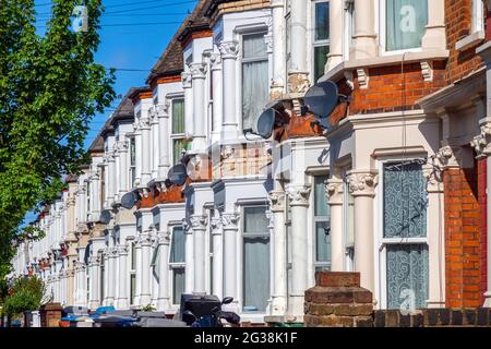 Eine Reihe typischer britischer Reihenhäuser rund um Kensal erhebt sich In London Stockfoto