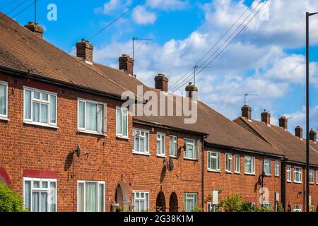 Eine Reihe von Doppelhaushälften aus rotem Backstein rund um Kensal Rise in London Stockfoto