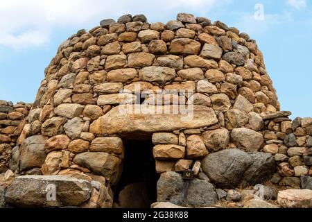 Die Hütte der Versammlungen, ein kreisrettetes Gebäude in der Siedlung Nuraghe La Prisgiona, Arzachena, Provinz Sassari, Sardinien, Italien. Stockfoto