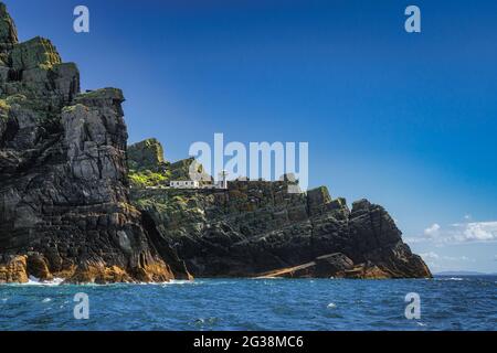 Skellig Leuchtturm auf der Insel Skellig Michael, umgeben vom Atlantischen Ozean. Star Wars-Drehort, UNESCO-Weltkulturerbe Ring of Kerry Irland Stockfoto