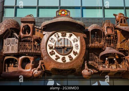 Die Ghibli-Uhr im Shimbashi-Viertel, entworfen vom berühmten japanischen Anime-Regisseur Hayao Miyazaki Stockfoto