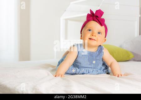 Porträt von kleinen schönen stilvollen Baby-Mädchen Stockfoto