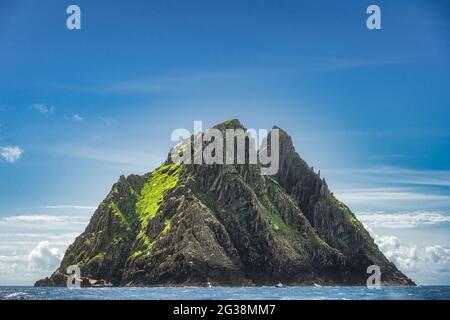 Zwei Gipfel der Insel Skellig Michael mit dem Kloster St. Fionans auf der Spitze. Star Wars-Filmlocation, UNESCO-Weltkulturerbe, Ring of Kerry, Irland Stockfoto