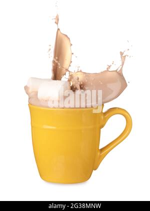 Tasse Kakao mit Spritzer auf weißem Hintergrund Stockfoto
