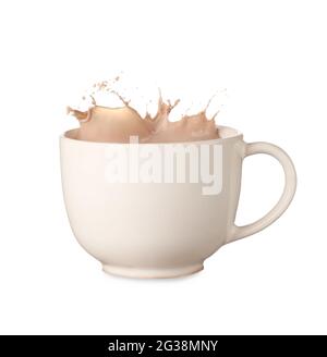 Tasse Kakao mit Spritzer auf weißem Hintergrund Stockfoto