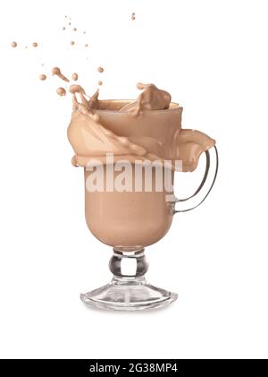 Glas-Tasse Kakao-Drink mit Spritzer auf weißem Hintergrund Stockfoto