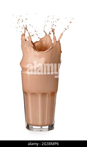 Ein Glas Kakao mit Spritzer auf weißem Hintergrund Stockfoto
